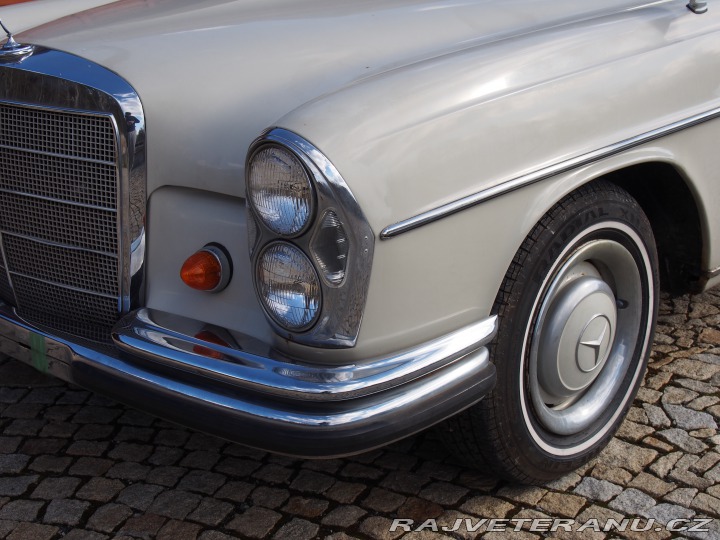 Mercedes-Benz 250 W108 250S RHD manuál klim 1966