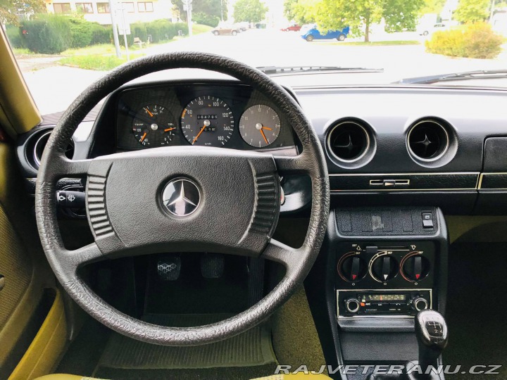 Mercedes-Benz 200 W123 1977