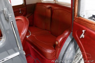 Triumph Dolomite SIX SALOON 1937