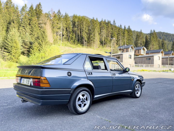 Alfa Romeo 75  1990