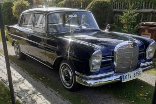 Mercedes-Benz 220 W111