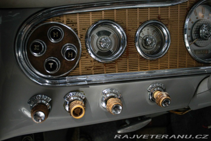 GAZ 13 Čajka 1973