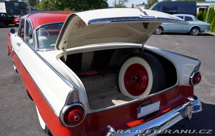 Ford Fairlane Crown Victoria 1955