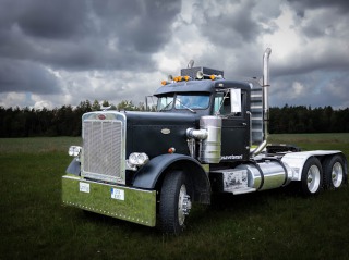   Peterbilt 359A daycab