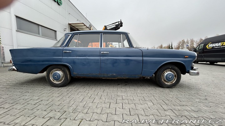 Mercedes-Benz 200 W110 1967