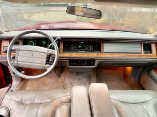 Lincoln Town Car Signature series 1994