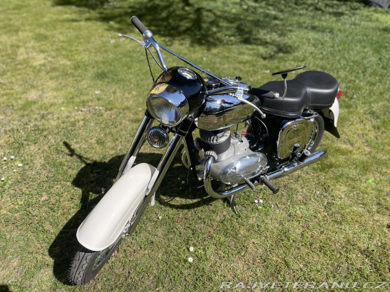 Jawa 250 kývačka