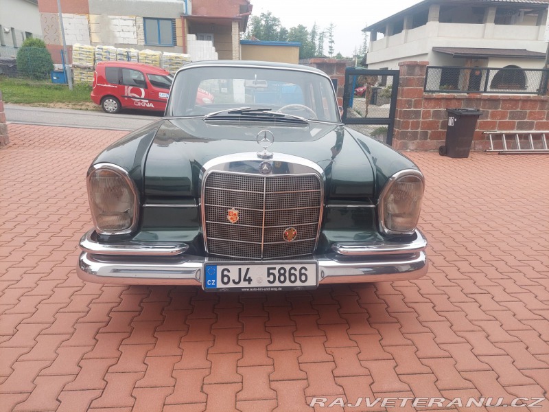 Mercedes-Benz 220 