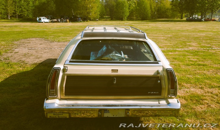 Ford LTD Country squire 1976