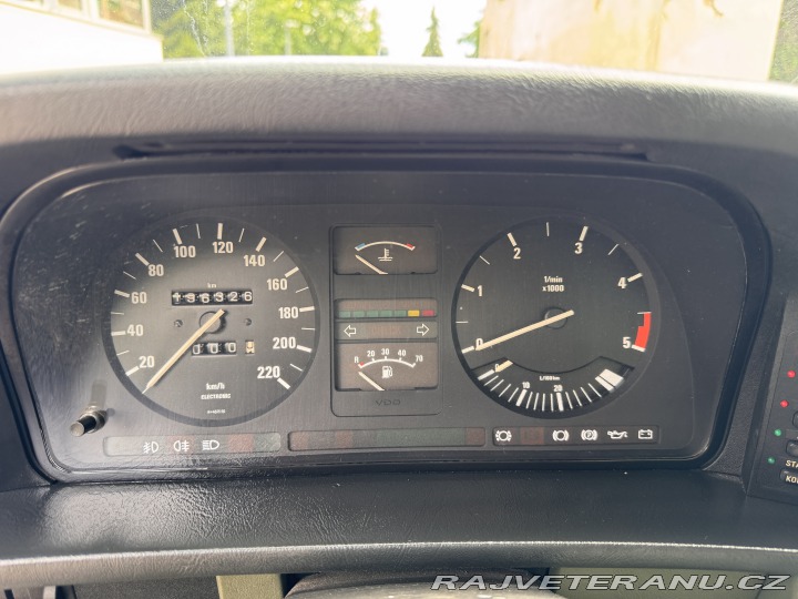 BMW 5 E28 525e manuál 1984