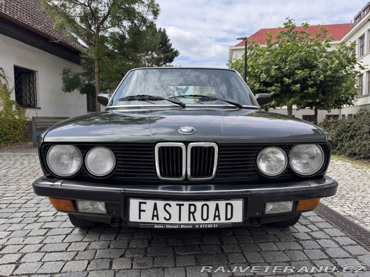 BMW 5 E28 525e manuál 1984
