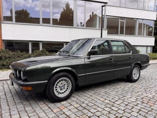 BMW 5 E28 525e manuál 1984