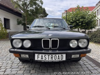 BMW 5 E28 525e manuál 1984