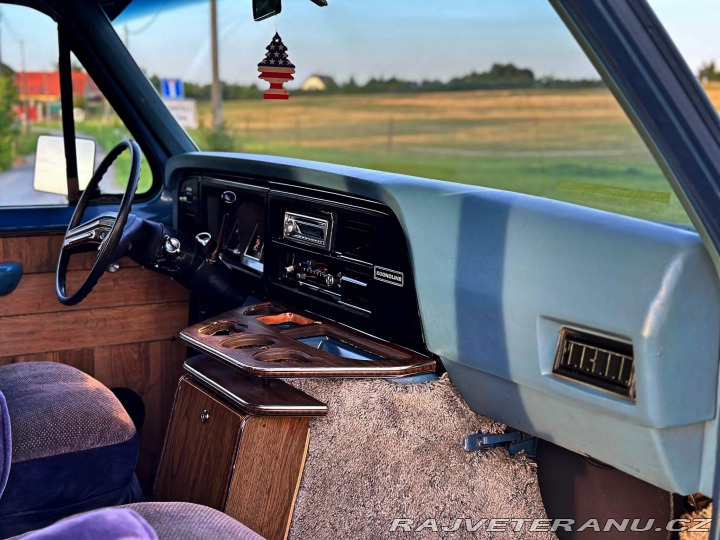 Ford Econoline E150 5.8 V8 | Action Vans 1981