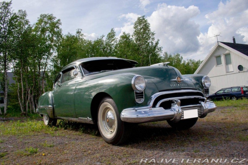 Oldsmobile 98 Futuramic De-Luxe Sedan