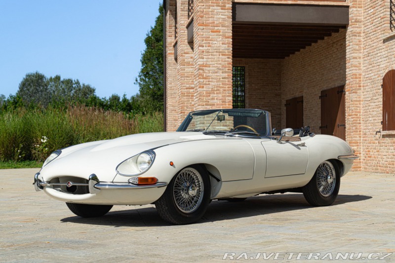 Jaguar E-Type I° SERIE 4.2 ROADSTER