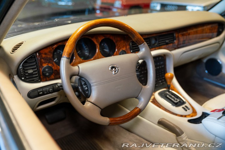 Daimler Ostatní modely V8 LWB 1997