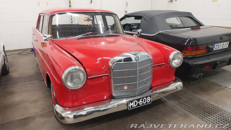 Mercedes-Benz 190 W110 heckflosse