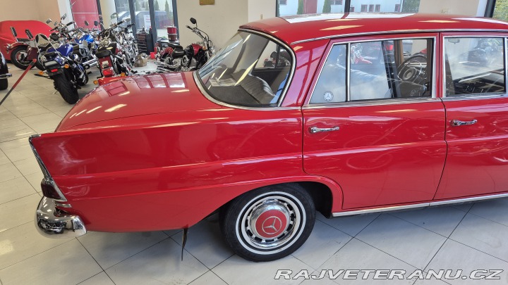 Mercedes-Benz 190 W110 HECKFLISSE 1963