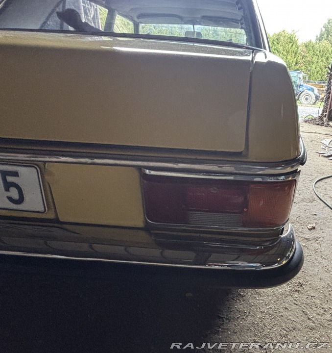 Mercedes-Benz 240 W114 1975