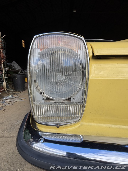 Mercedes-Benz 240 W114 1975