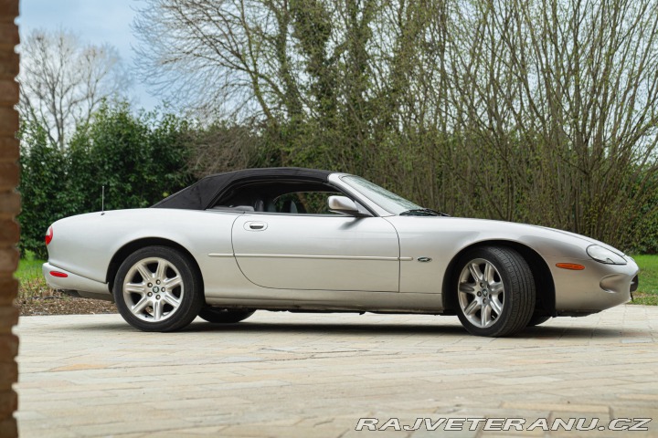 Jaguar XK8 SPIDER 2000
