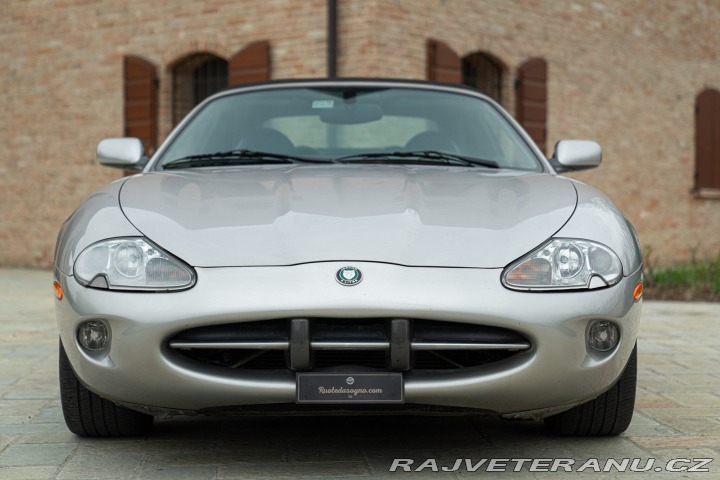Jaguar XK8 SPIDER 2000