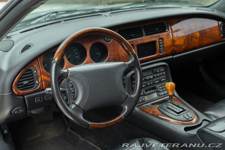 Jaguar XK8 SPIDER 2000