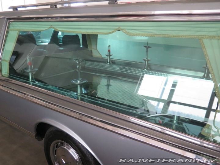 Mercedes-Benz E 123 3.0D pohřební vůz, TO 1983