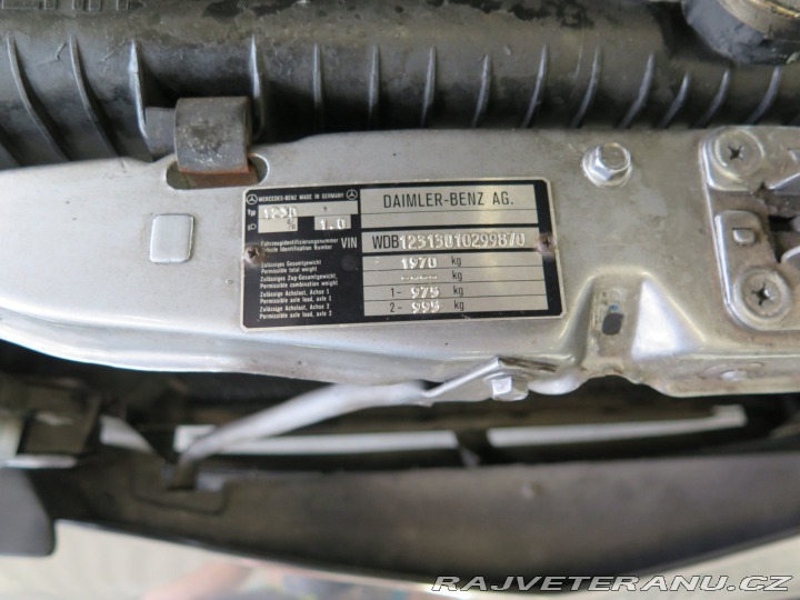 Mercedes-Benz E 123 3.0D pohřební vůz, TO 1983