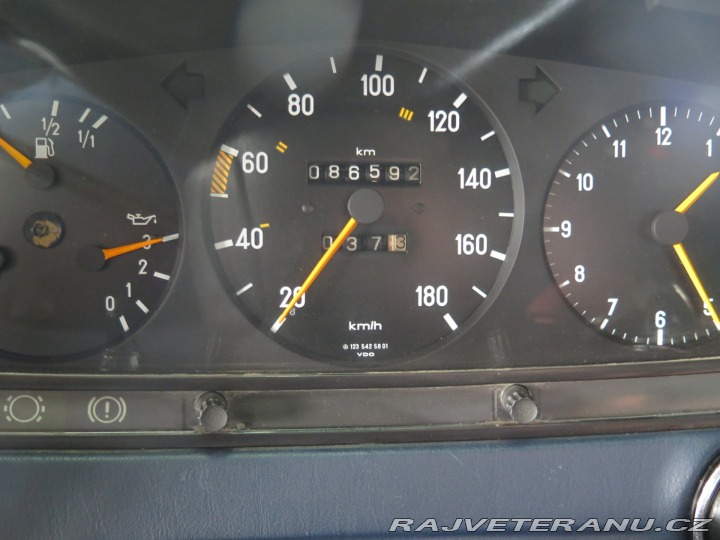 Mercedes-Benz E 123 3.0D pohřební vůz, TO 1983