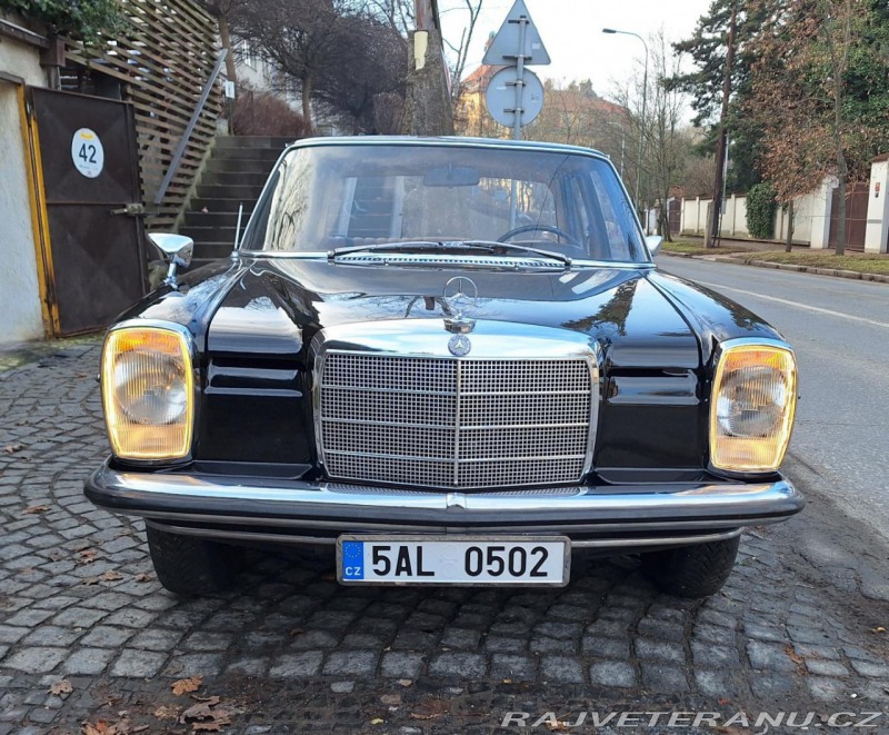 Mercedes-Benz 220 
