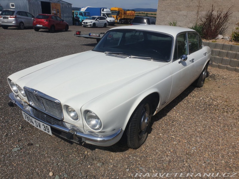 Jaguar XJ 12válec,5.3L manual př.