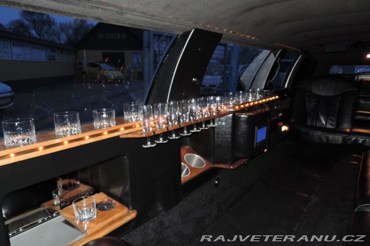 Lincoln Town Car 4,6 Limuzína 9.m Pronájem 1995