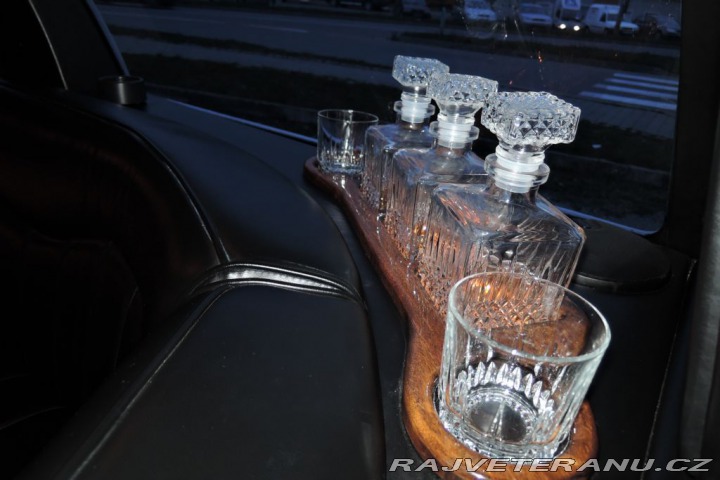 Lincoln Town Car 4,6 Limuzína 9.m Pronájem 1995