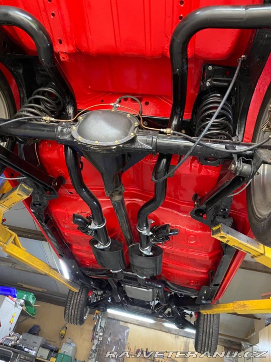 Pontiac LeMans T37 (s přední maskou GTO a Ram Air kapotou) 1971