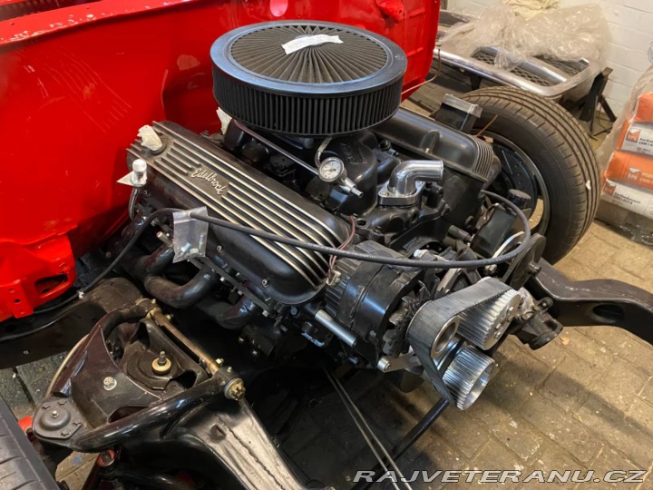 Pontiac LeMans T37 (s přední maskou GTO a Ram Air kapotou) 1971