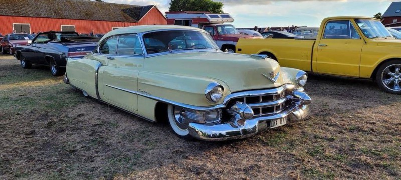 Cadillac Ostatní modely Hardtop Sixty-Two Coupé de Ville