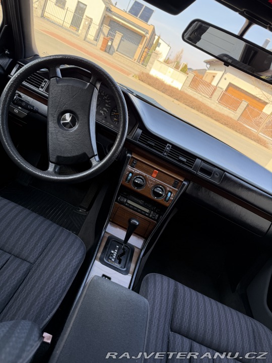 Mercedes-Benz 200 W124 1990