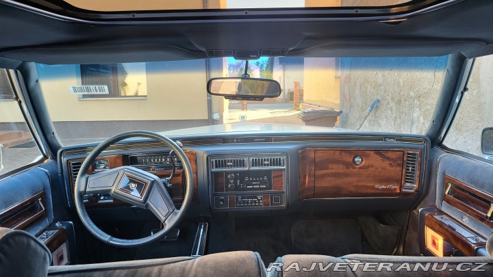 Cadillac Brougham 5.0. 1988