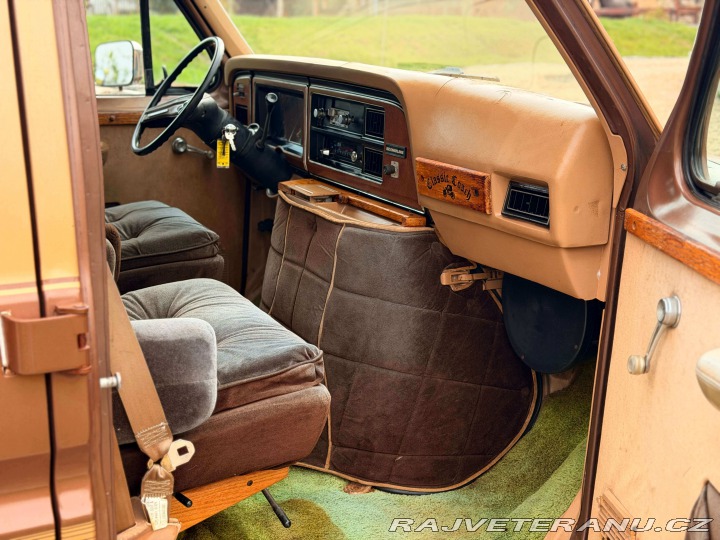Ford Econoline E150 5.0 V8 Classic Coach 1984