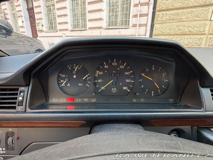 Mercedes-Benz 250 W124 250D 1988