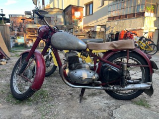 Jawa 250 pérák