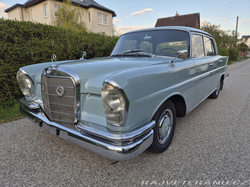 Mercedes-Benz 220 W111