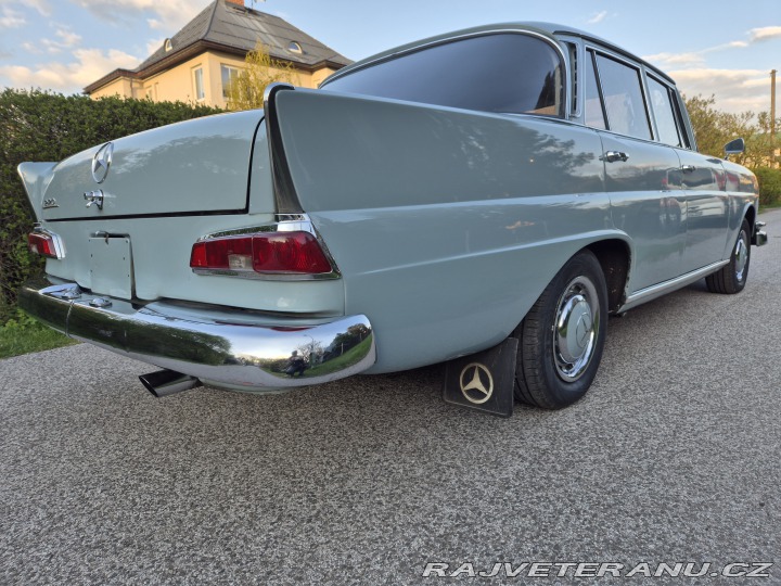 Mercedes-Benz 220 W111 1964