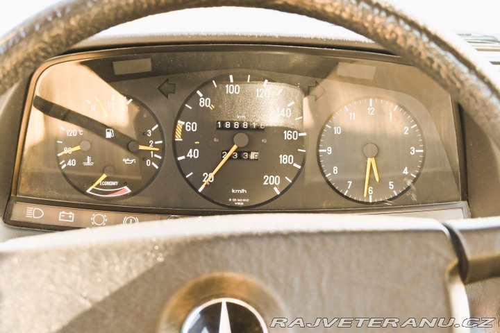 Mercedes-Benz 200 123 1985