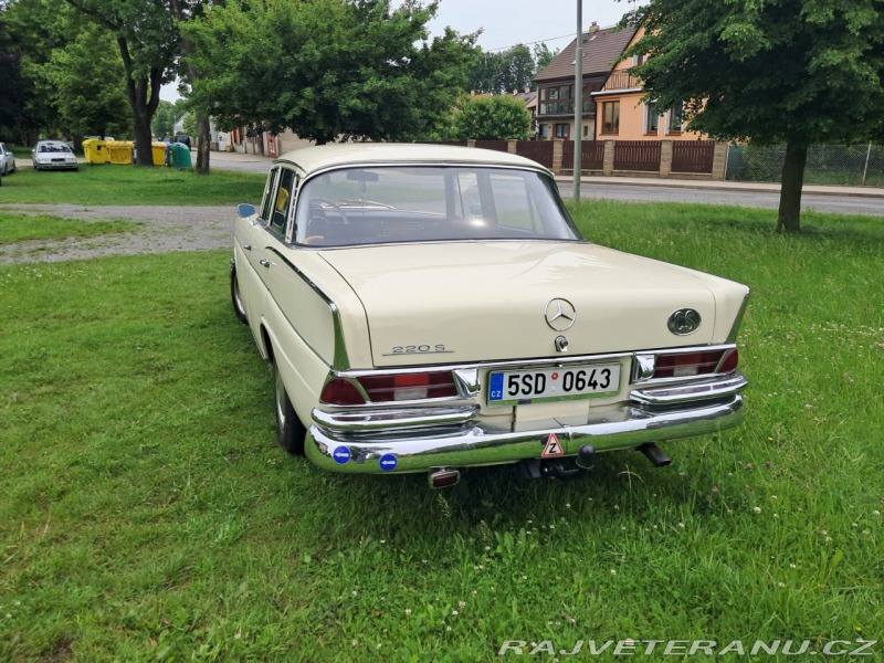 Mercedes-Benz 220 W 111