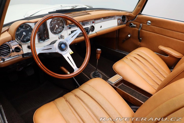 Mercedes-Benz 230 SL Pagoda z řady W113 1967