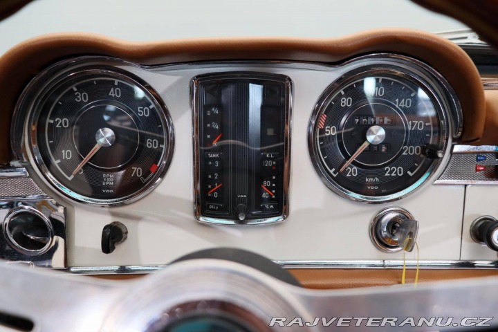 Mercedes-Benz 230 SL Pagoda z řady W113 1967