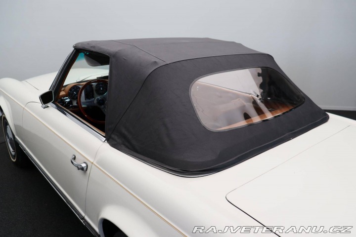 Mercedes-Benz 230 SL Pagoda z řady W113 1967